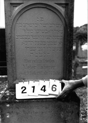 Grabstein 2146 (Index: 100097123) Maße HxBxT: 152x51x22 cm: Grabstein 2146 (Detailaufnahme)