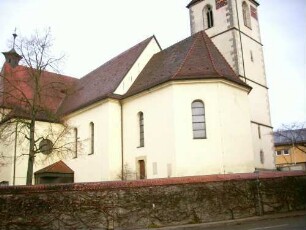 Ansicht von Norden mit Kirche (Kirchturm mit Schlitz- und Büchsenscharten) über Kirchhofmauer (Wehrgang abgetragen)