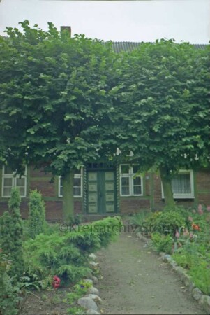 Oetjendorfer Landstraße 26: Hufnerhaus: Teilansicht: Traufseite mit Eingangstür