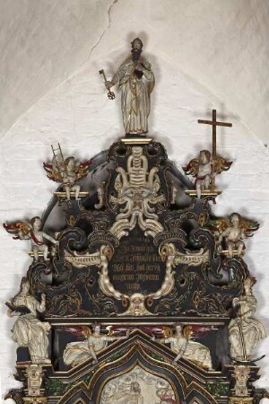 Als Altarbekrönung Kartusche mit Hinweis auf das Jüngste Gericht, umgeben von Engeln und Petrus an der Spitze