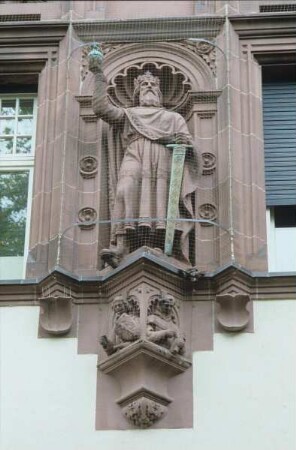 Karl der Große mit seinen Paladinen Einhard und Roland als Konsolfiguren