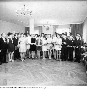 Jugendweihe und Jugendstunden (Offizierswerber, Konzert, Bildnis und Gruppenbildnis, Besuch bei Eva Schulze-Knabe, Feier, offiziell und im Familienkreis, vor dem Rundkino, Konzentrationslager Buchenwald, Weimar, Sternwarte, ausländische Musikensemble)