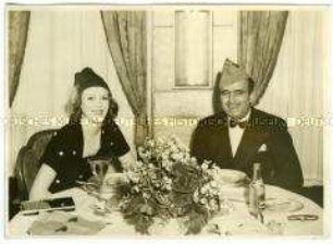 Schauspieler-Ehepaar Douglas Fairbanks sen. und Sylvia Ashley lustigen Hüten beim Dinner an Bord des Hochseepassagierdampfers "Bremen"