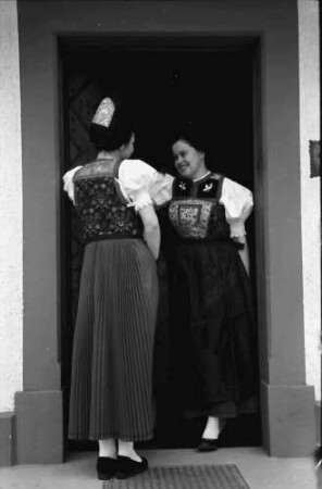 Staufen: Haus Schladerer; Mädchen in Altstaufener Tracht; vor der Haustür