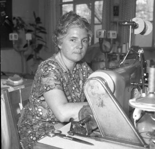 Roßwein, Bahndammstraße. VEB Maßmieder- und Wäschefabrik (vormals Karl Spranger Maßkorsettfabrik). Vorgänge in der Produktion. Näherei. Portrait einer Näherin an der Nähmaschine