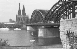 Köln: Hohenzollernbrücke mit Dom, vom Deutzer Ufer