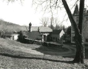 Radebeul, Augustusweg 110. Villa "Jägerberg" (um 1855). Blick von der Remise über den Hof mit Häuschen zum Weinkeller und Torhaus