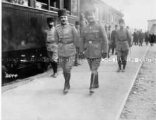 Enver Pascha während seiner Besichtungsreise auf einer Station der anatolischen Eisenbahn