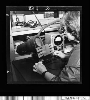 Paf techn. Herstellung, Frau am Arbeitsplatz, Foto 3, Foto 1983