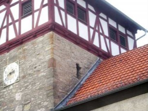 Evangelische Kirche - Kirchturm von Südosten-Obergeschoß mit Schießscharte (Schlitzscharte) im Osten am Langhausdach sowie Fachwerk-Glockenstube