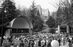 Badenweiler: Publikum beim Kurkonzert, Hintergrund Musikpavillon