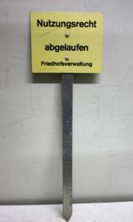 Hinweisschild "Nutzungsrecht abgelaufen"