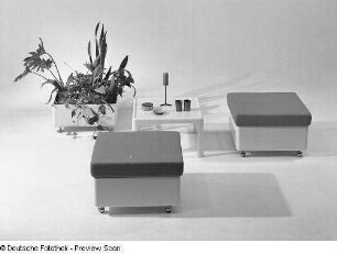 Blumenkasten, zwei Hocker und ein Beistelltisch : Leipziger Herbstmesse, 1973. Möbelprogramm "variopur" (1973; VEB Petrolchemisches Kombinat Schwedt). Blumenkasten, zwei Hocker und ein Beistelltisch