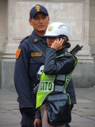 Lima - Zwei Sicherheitsbeamte vor dem Präsidentenpalast : Eine Verkehrspolizistin telefoniert vor dem Präsidentenpalast. Aufgenommen am 27. August 2011 in der Hauptstadt Lima