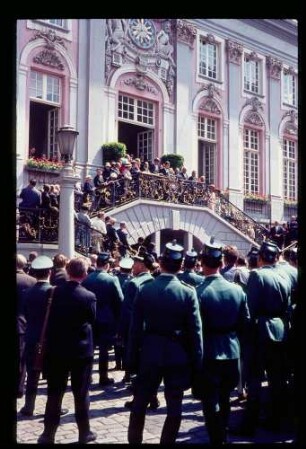 Bonn Rathaus/Freitreppe, Menschen, Polizei