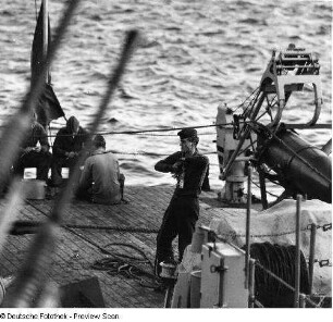 Deutschland . Nationale Volksarmee - Seestreitkräfte. Matrosen bei Arbeiten auf dem Achterdeck eines Kampfschiffes