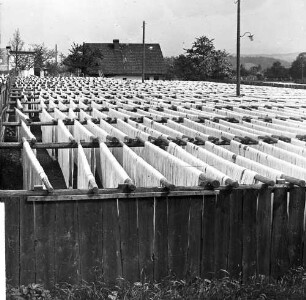 Deutschland. Leinenindustrie. Gestellanlage mit zum Bleichen aufgehängten Garnen