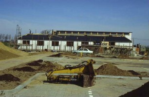 Gewerbegebiet West: Neubau der KFZ-Zulassungsstelle: Rohbau mit Parkplatz