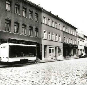 Auerbach, Friedensstraße 8/4. Wohnhäuser mit Läden. Straßenansicht
