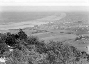 Wien: Blick über die Donau vom Kahlenberg, Leopoldsberg, der gleiche Blick vom restlichen Kahlenberg