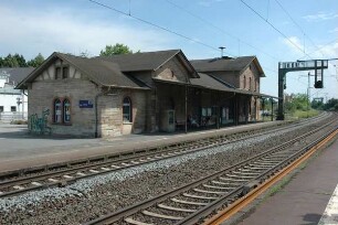 Bahnhof mit Wärterhaus und Schuppen (Massivbau); Bickenbach, Am Bahnhof , Bahnhaus 37