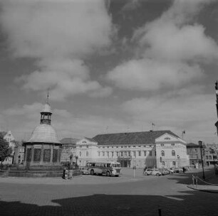 Wismar. Die Wasserkunst und das Rathaus am Markt