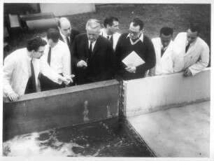 Darmstadt. Institut für Wasserbautechnik. Außenversuchsanlage. Professor mit Studenten