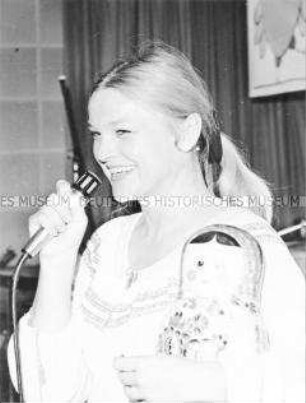 Gesangsdabietung von Eva-Maria Hagen beim 3. Fest des sowjetischen Liedes der DSF in Berlin (Ost)
