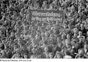 Zuhörerschaft mit Plakat