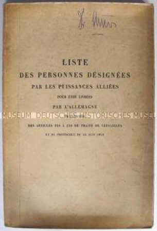 Französische Dokumentation mit einer Auflistung der Deutschen, deren Auslieferung wegen Kriegsverbrechen im 1. Weltkrieg von den Alliierten gefordert wurde