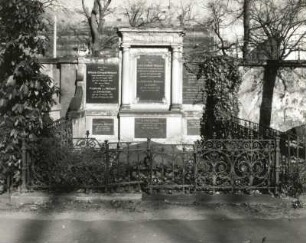 Dresden-Neustadt. Innerer Neustädter Friedhof. Wandgrabmal der Familie Mehnert (nach 1885; Sandstein, Dioritplatten)