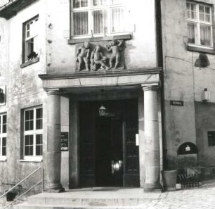 Colditz, Kirchberg 1. Wohnhaus mit Sparkasse (um 1925). Portal