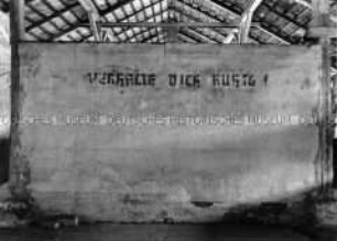 SS-Beschriftung in einer erhaltenen Baracke in der Gedenkstätte Auschwitz