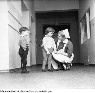 Kinderklinik in der Medizinischen Akademie, Zirkusvorführung im Innenhof