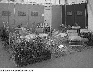 Leipzig. Leipziger Herbstmesse, 1983. Raumaufnahme. Ausstellungskoje mit Terrassen- und Gartenmöbeln des VEB Korb- und Flechtwaren Heringsdorf