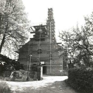 Bernsdorf. Dorfkirche (1857, Umbau 1907). Ansicht von Westen mit Gerüst