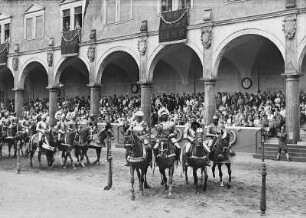 Turnierspiele 1936 : Turnierspiele im Stallhof zu Dresden. Aufritt zum Turnier, Gruppe der Ritterschaft