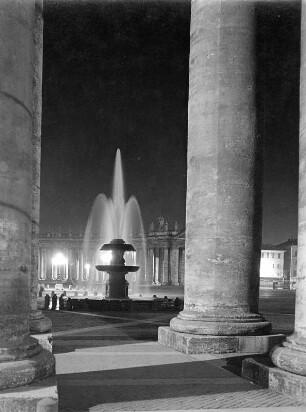 Südlicher Springbrunnen : Vatikan. Petersplatz (Piazza San Pietro). Südlicher Springbrunnen (1700/1721)