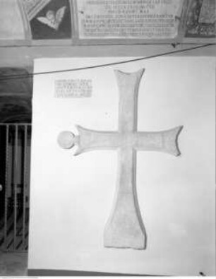 Kreuz vom Giebel der Fassade von Alt-Sankt Peter