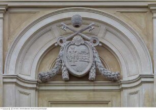 Wappen an der Hauptfassade der Villa Grazioli (ehem. Villa Montalto)