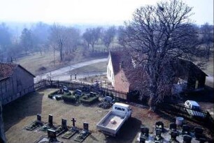 Blick vom Kirchturm auf einen Teil des Friedhofes