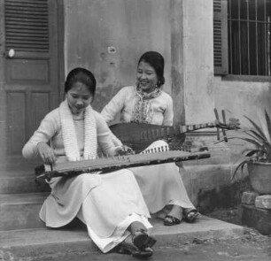 Zwei Frauen beim Musizieren (Deutsche Ostasien-Expedition 1937/1939)