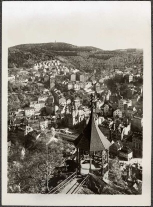 Karlsbad (Karlovy Vary/Tschechische Republik). Blick über die Stadt mit Mayer-Gloriette