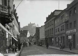 Kulmbach, Holzmarkt : Kulmbach. Blick über den Holzmarkt gegen die Plassenburg