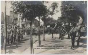 August von Mackensen während des Vorbeimarsches österreichischer Soldaten in Lublin