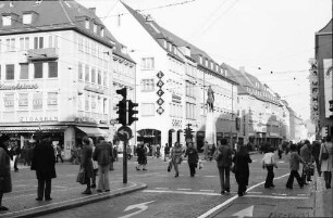 Freiburg: Fußgänger um den Bertoldsbrunnen