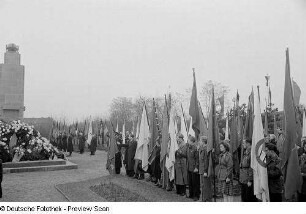 Kranzniederlegung zum 34. Jahrestag der Großen Sozialistischen Oktoberrevolution auf dem Trinitatisfriedhof