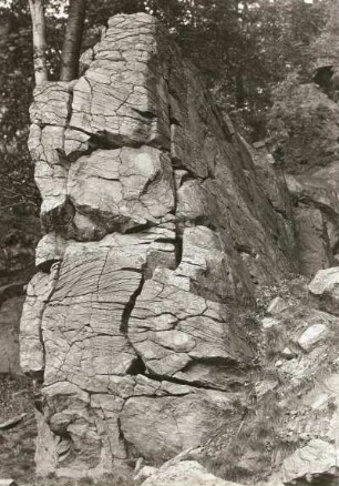 Lausitzer Bergland. Berg Sonnenhübel östlich Oderwitz. Feingegliederte Klingsteinklippe. Gesamtbild