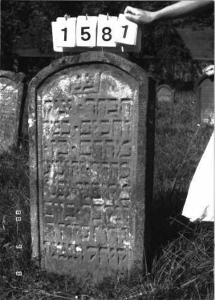 Grabstein 1581 (Index: 100095034) Maße HxBxT: 101x51x14 cm Besonderheit: Kindergrab: Grabstein 1581