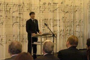 Vorhang mit Bemalung (Beginn der Violinstimme aus dem Violinkonzert G-Dur von Antonio Vivaldi) : Ansprache von Dr. Matthias Rößler, Sächsischer Staatsminister für Wissenschaft und Kunst